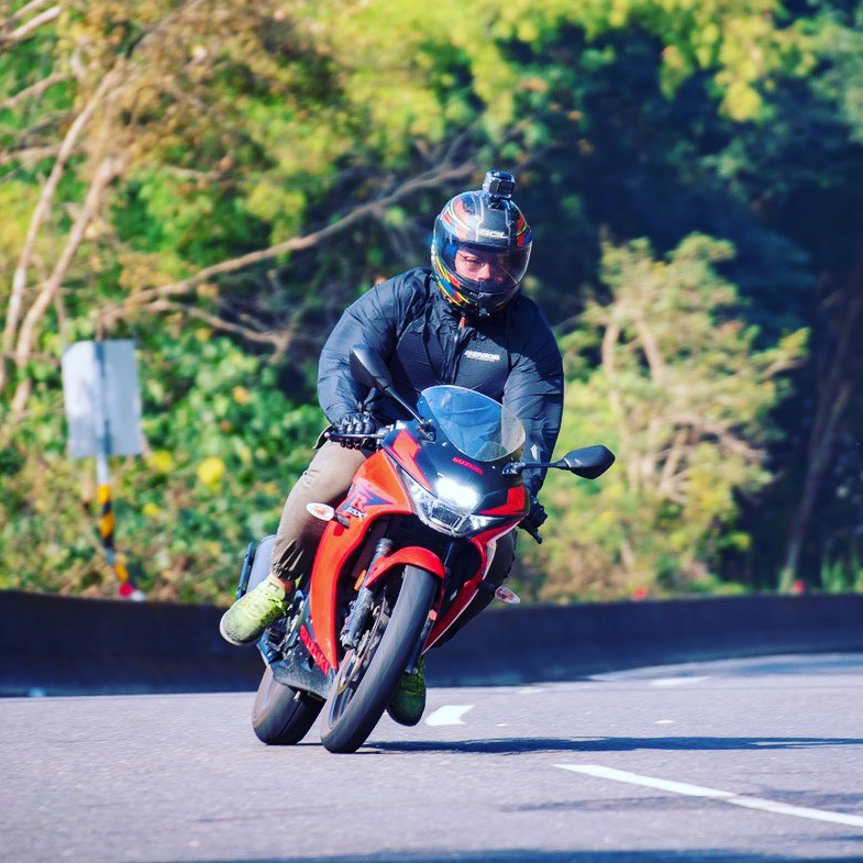 承佑的興趣是騎車和釣魚，大學期間很常騎車到處跑，跑海邊釣魚、看看海。