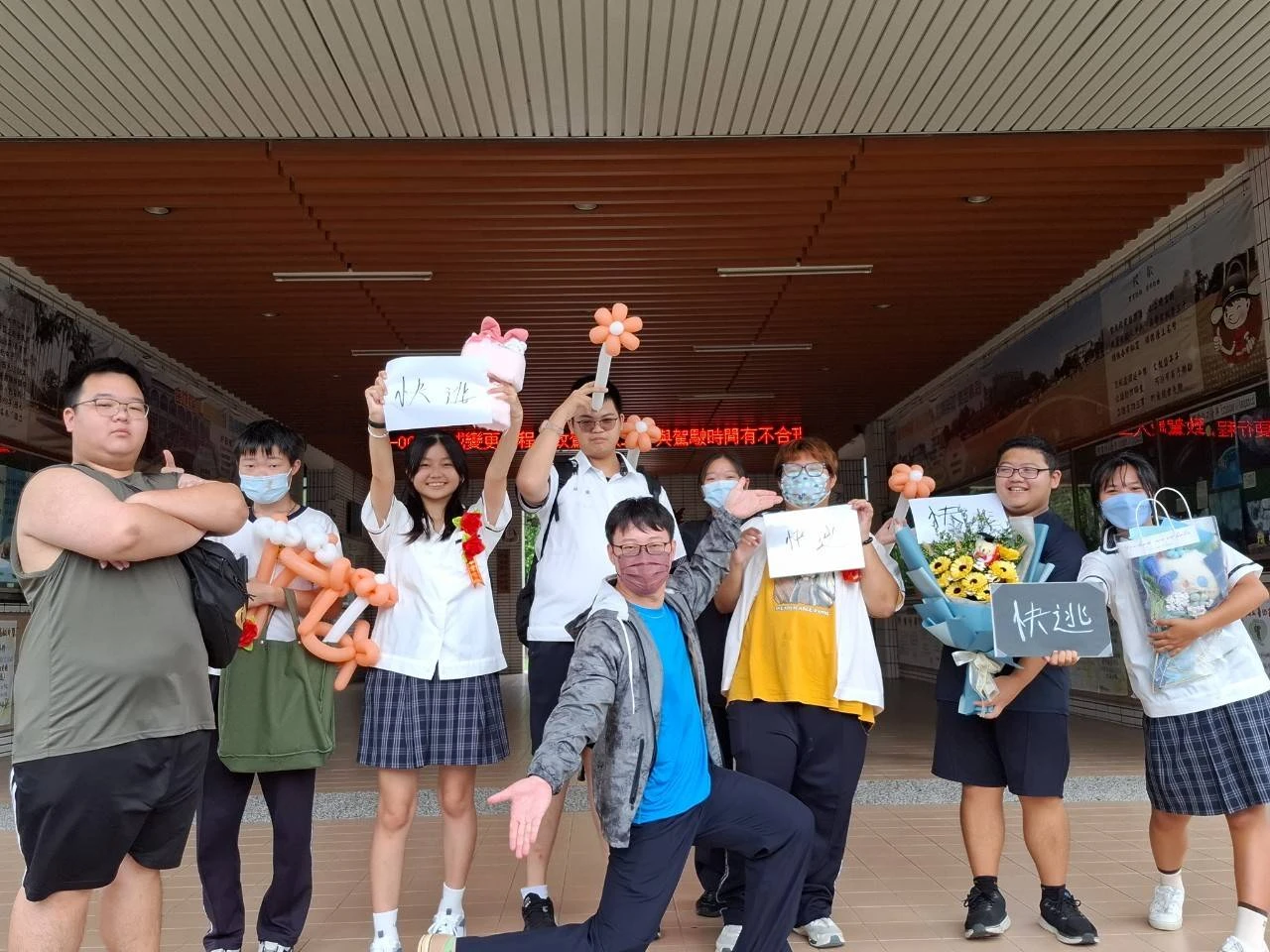 ▲恩汝(後排左3)的高中生活多采多姿，但她卻對未來感到迷惘