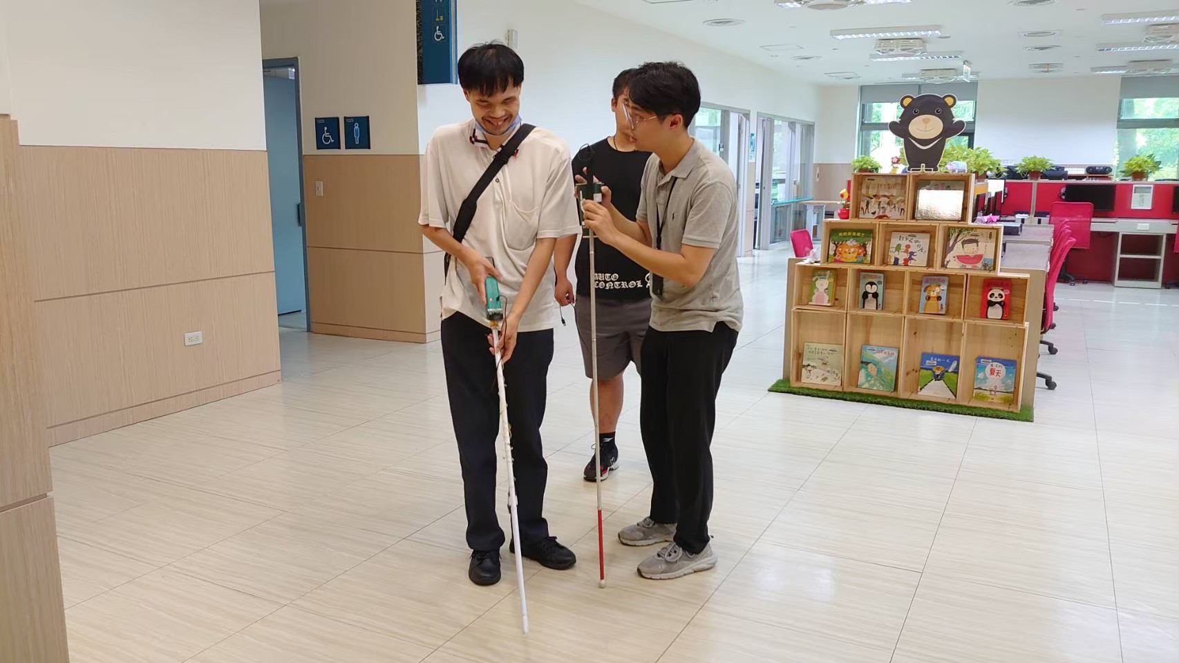 視障人士試用「智慧導盲杖」情景照