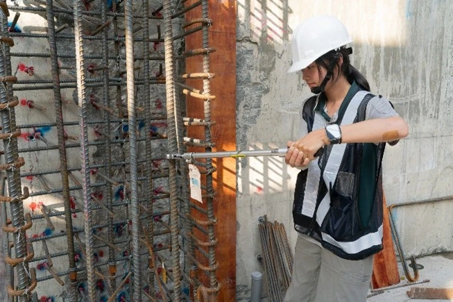 ▲恩汝在工地現場進行丈量、拉尺寸及相關記錄工作