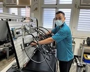 一張含有 人員, 室內, 工程, 服裝 的圖片自動產生的描述
