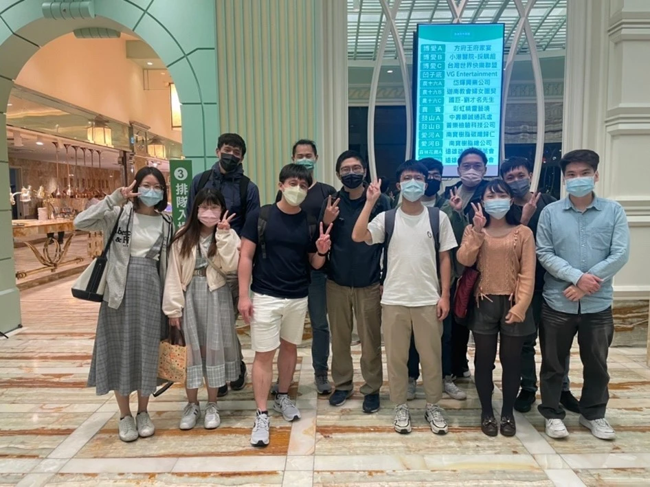 俐云（左1）參加一卡通公司尾牙聚餐