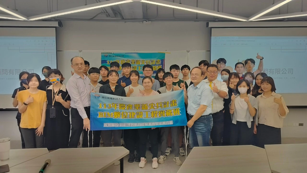 ▲恩汝(第二排左1)、慧芬姐(第二排左2)與產業新尖兵學員結訓合照