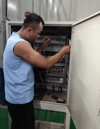 一張含有 人員, 服裝, 男人, 室內 的圖片自動產生的描述