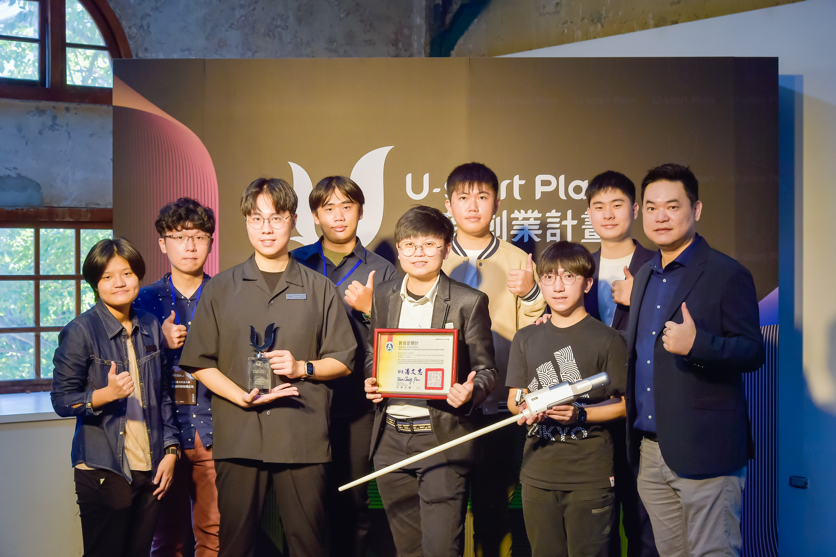 在鍾明桉教授(右一)帶領下，獲選U-start創新創業計畫績優團隊