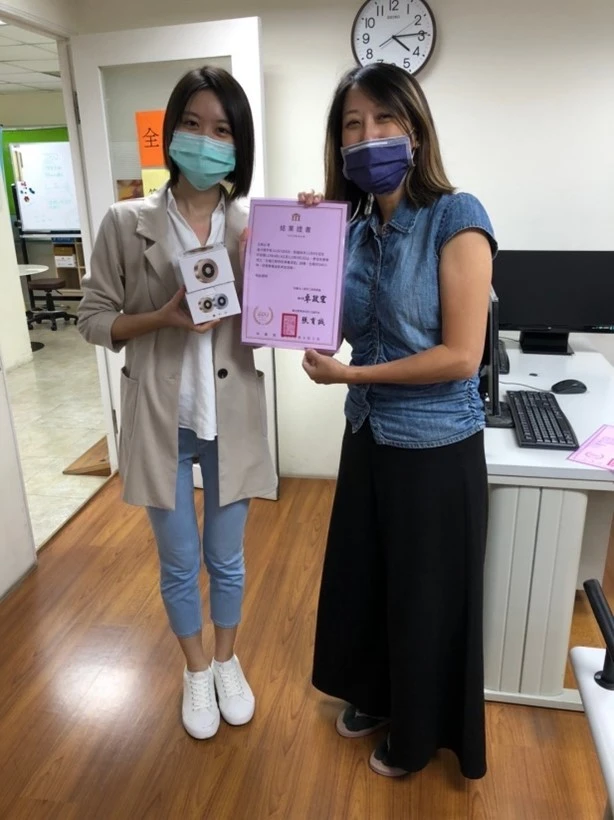俐云(左邊)與資策會老師合照