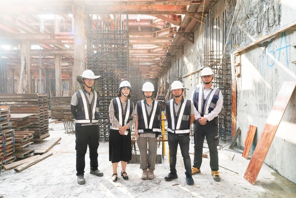 ▲恩汝(左3)、慧芬姐(左2)、陳副理(右2)、工地主任翁明偉(右1)與職業安全衛生人員李政德(左1)於海景安居二期工地合影