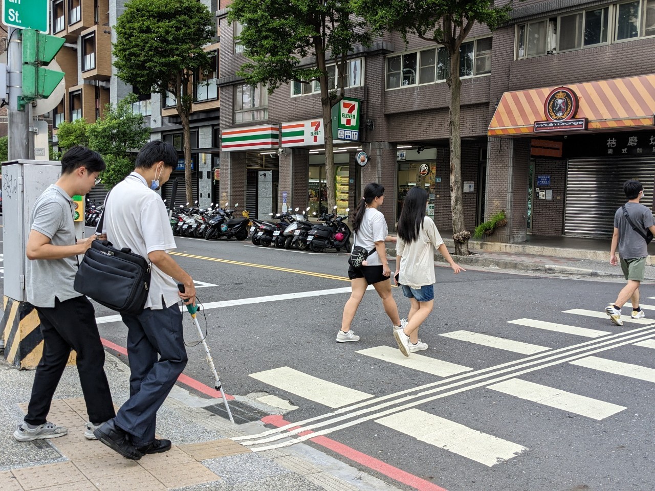 視障人士試用「智慧導盲杖」情景照4