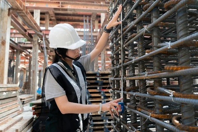 ▲恩汝在工地現場進行丈量、拉尺寸及相關記錄工作