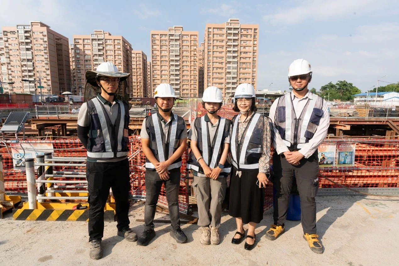   ▲恩汝(中)、慧芬姐(右2)、陳副理(左2)、職業安全衛生人員李政德(左1)與工地主任翁明偉(右1)於海景安居二期工地合影